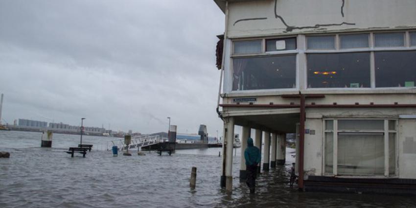Kades onder water door hoge waterstand