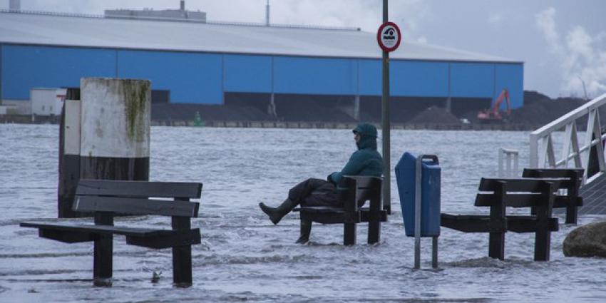 Kades onder water door hoge waterstand