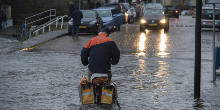 Kades onder water door hoge waterstand