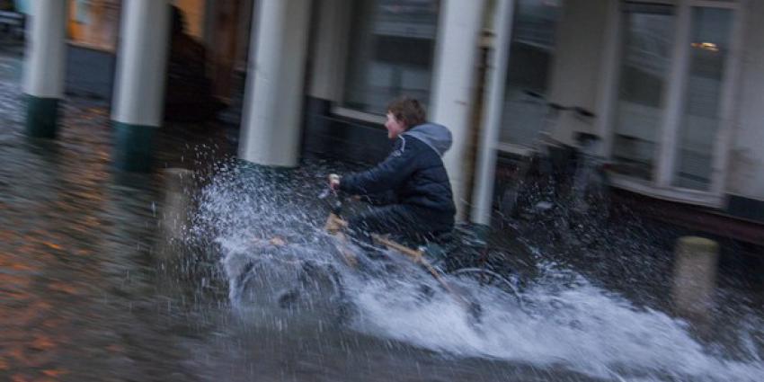 Kades onder water door hoge waterstand