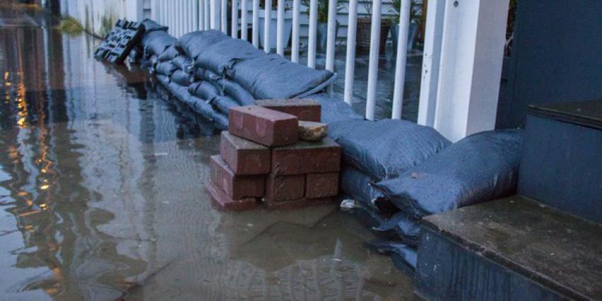 Kades onder water door hoge waterstand