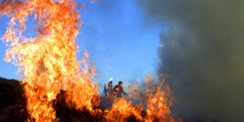 Brandweer gaat brandend hooi toch uit grotten Cannerberg halen
