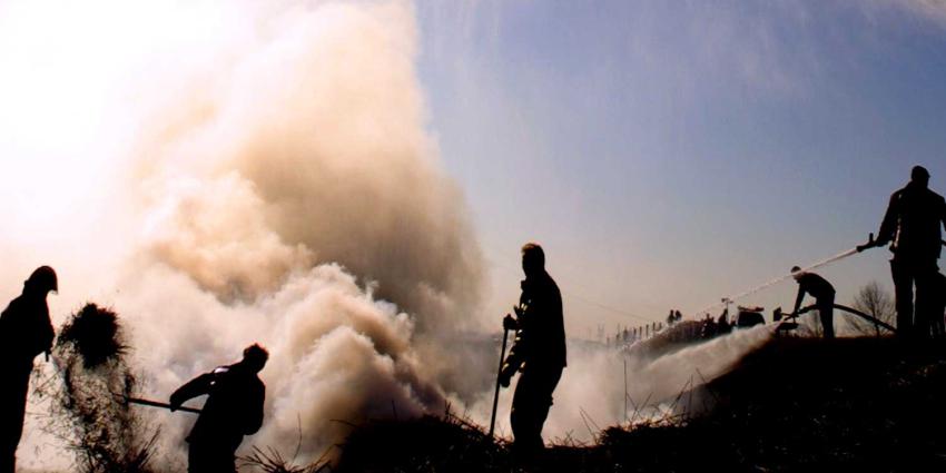 Brandweer haalt hooi en stro uit grotten van Cannerberg