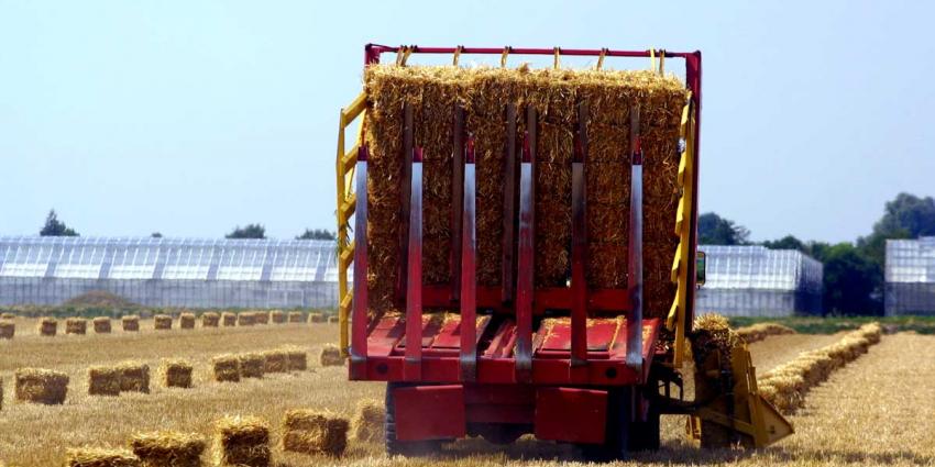 Man raakt zwaargewond door landbouwmachine en overlijdt