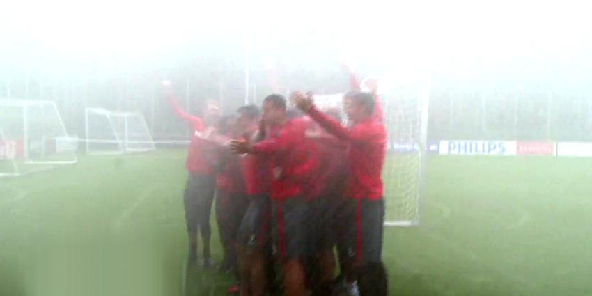 PSV zet blusvoertuigen brandweer in voor ice bucket challenge