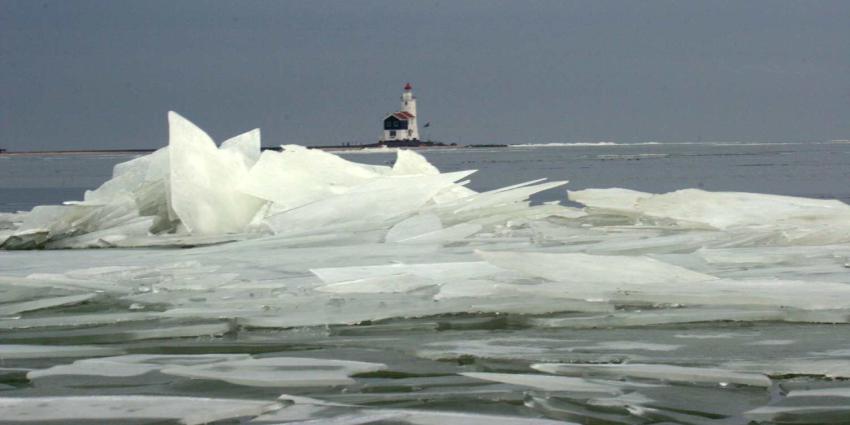 Rijkswaterstaat: Stop niet om foto te maken van kruiend ijs op de Afsluitdijk!