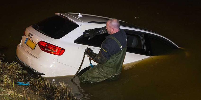 Automobilist belandt in Rosmalen in ijskoude sloot