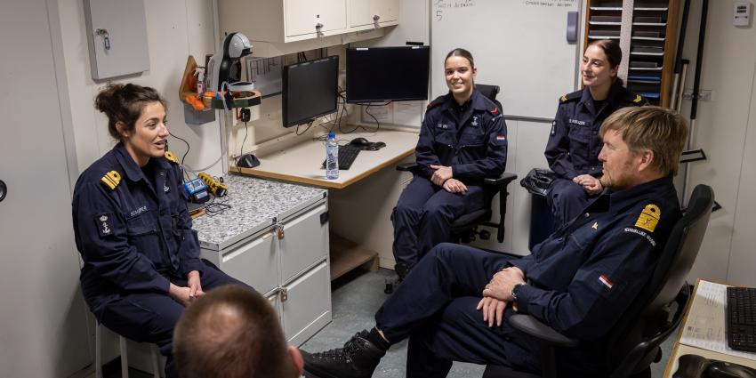 Koning bezoekt ziekenboeg