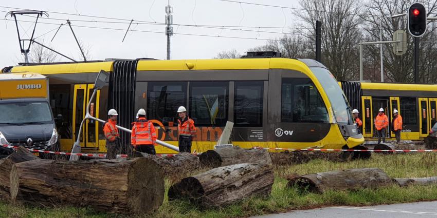 ontspoorde-tram-botsing-bestelbus