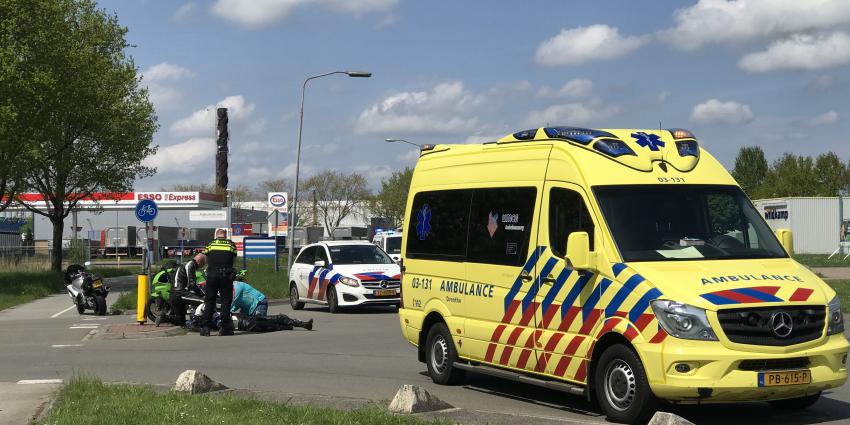 Hulpdiensten verlenen eerste hulp na val