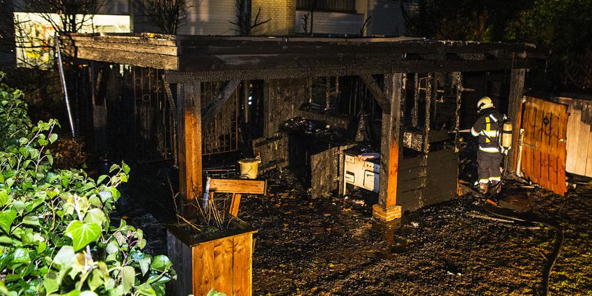 Felle brand verwoest buitenkeuken met overkapping in Sint-Michielsgestel