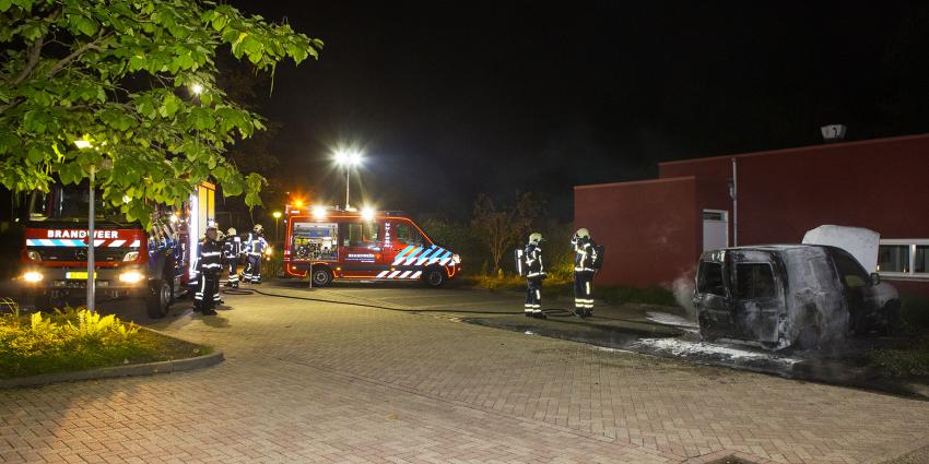 Bestelbusje vermoedelijk in brand gestoken