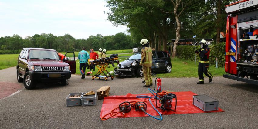 Hulpverleners helpen bij ongeval