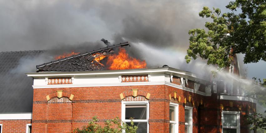Grote uitslaande brand door blikseminslag in Appingedam