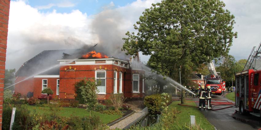 Grote uitslaande brand door blikseminslag in Appingedam