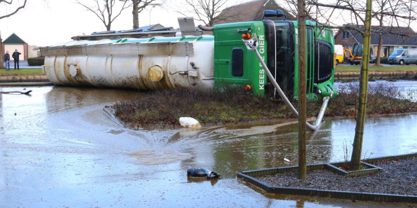 Tankwagen met gier gekanteld bij Bovensmilde