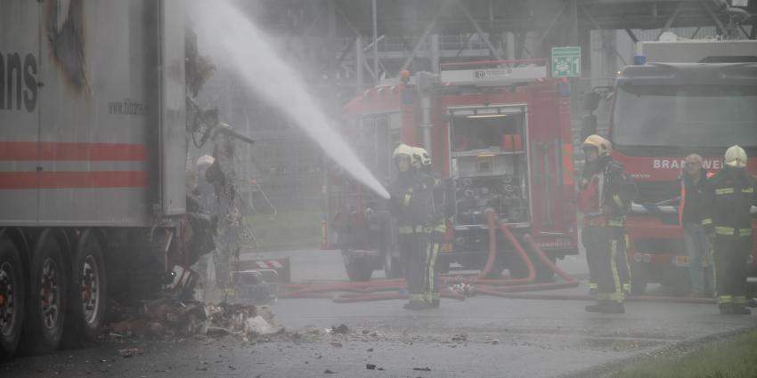 Trailer met afval in brand Delfzijl