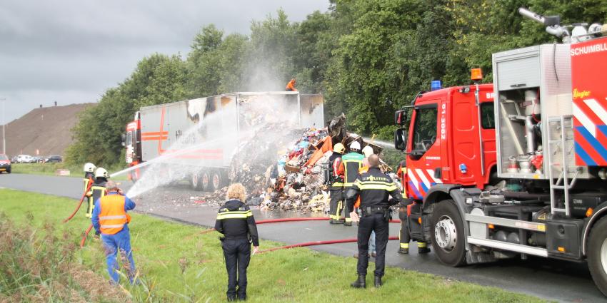 Trailer met afval in brand Delfzijl