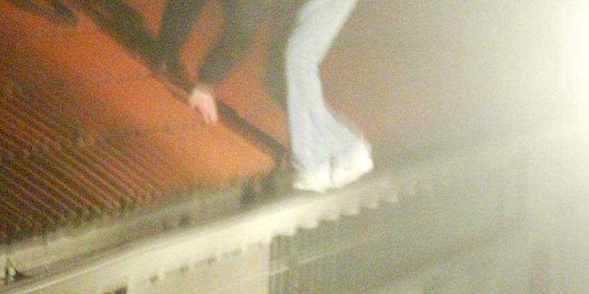 Verwarde Pool gooit met dakpannen naar winkelend publiek in Goes