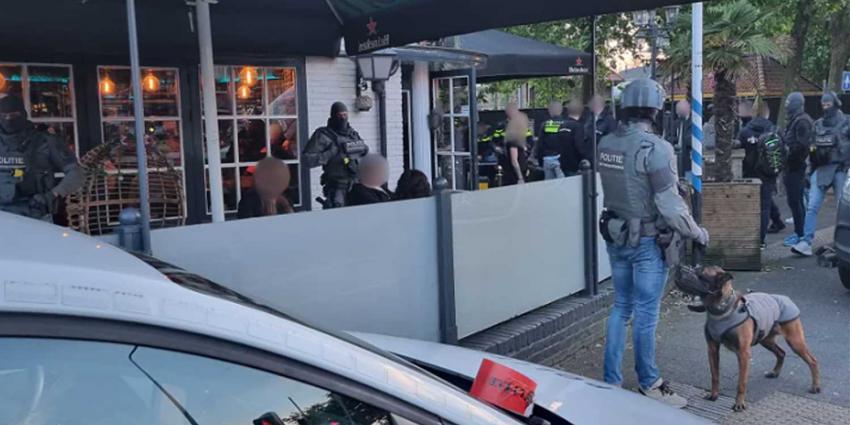 inval-arrestatieteam-restaurant