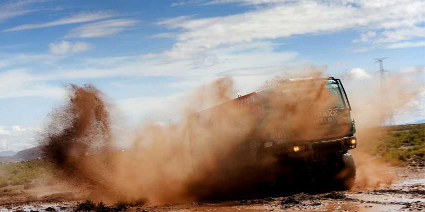 Lekke band kost De Rooy leiding in klassement