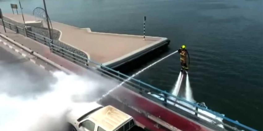 Brandweer Dubai zet flyboard in om branden te blussen