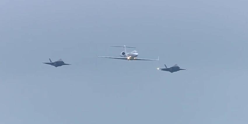 F-35 jachttoestellen na vertraging geland op vliegbasis Leeuwarden