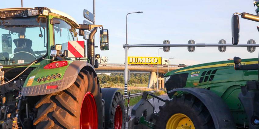 jumbo-vrachtwagen-tractoren-blokkade