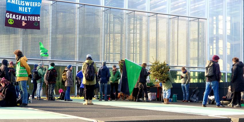 Demonstratie voor kantoor Rijkswaterstaat