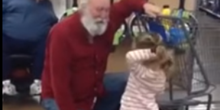 Kleine Sophie ontmoet 'Kerstman' tijdens het winkelen