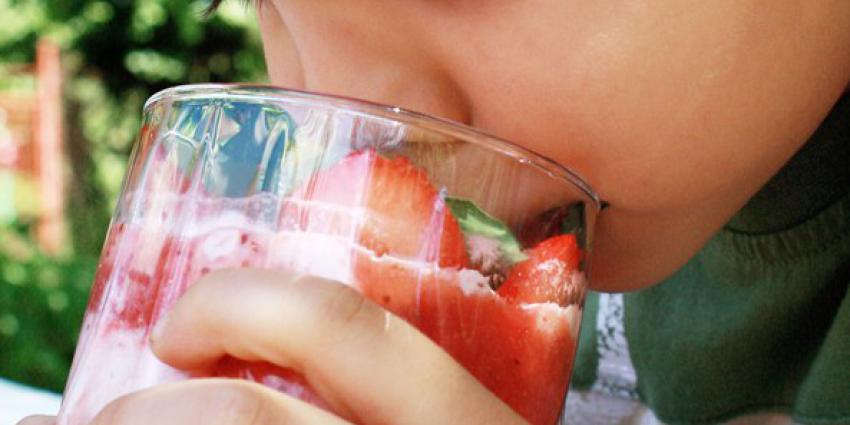 Foto van kind aan het drinken