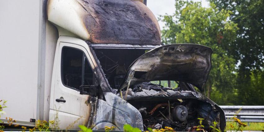 Kleine vrachtwagen volledig verwoest door brand op snelweg A2 bij Vught