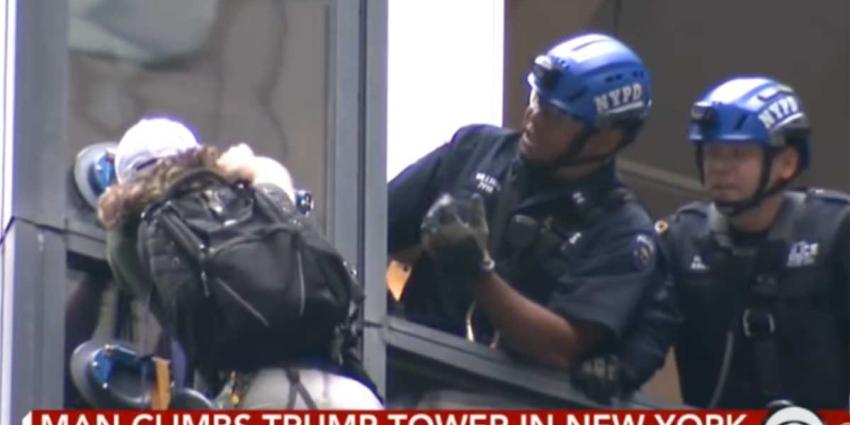 Man beklimt Trump Tower met speciale zuignappen