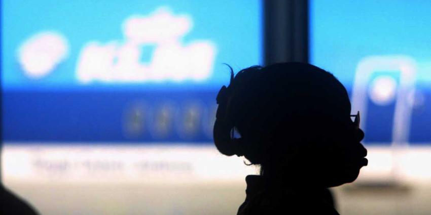 Luchtvaartmaatschappijen waarschuwen reizigers op Schiphol voor lange wachttijden