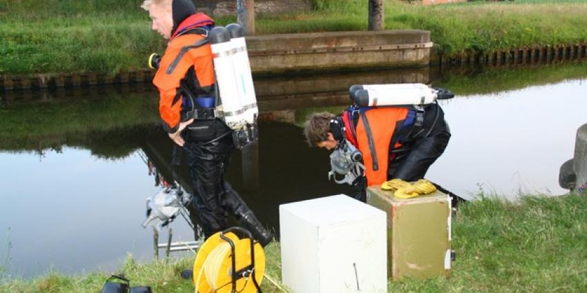 Duikers halen kluis uit water | Henk Brunink