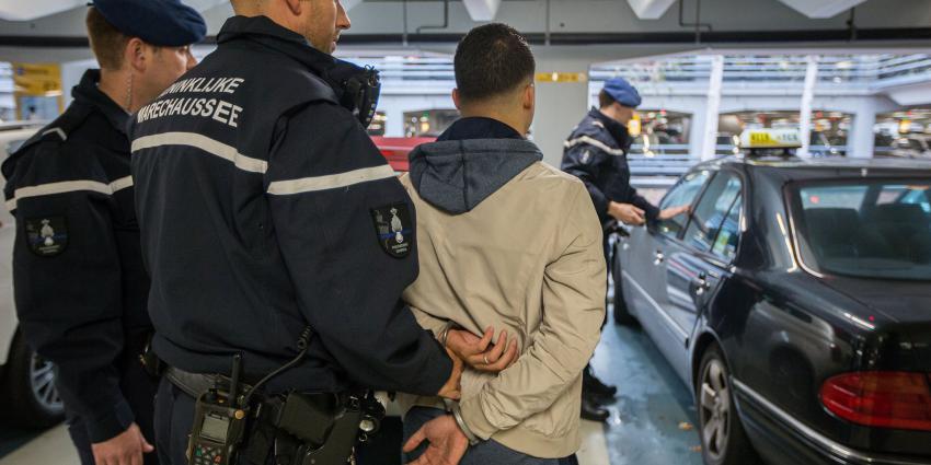 Marechaussee arresteert vloggende taxironselaar