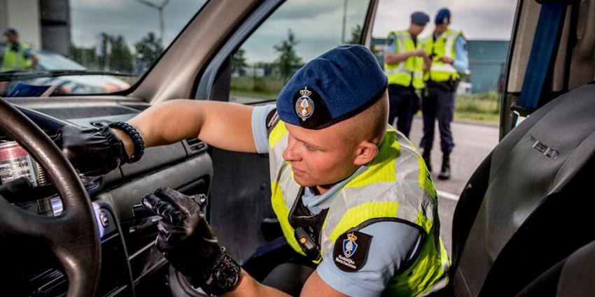 Marechaussee doorzoekt auto