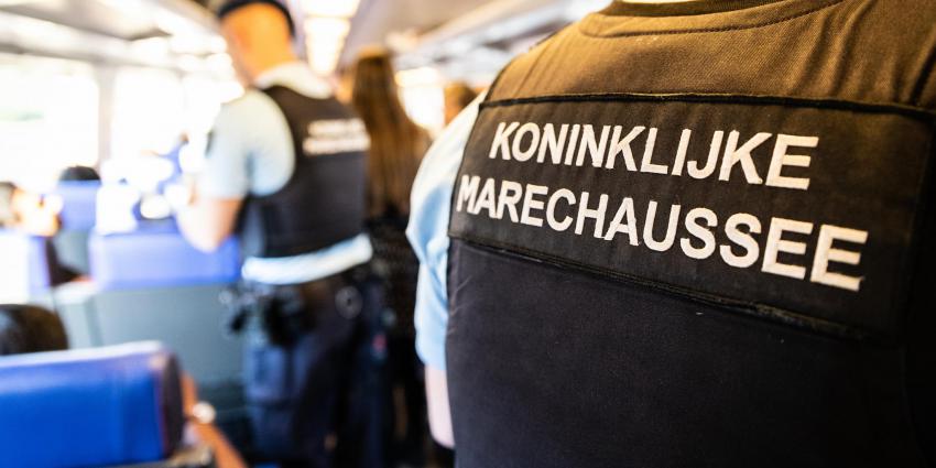 Controle door Marechaussee in trein