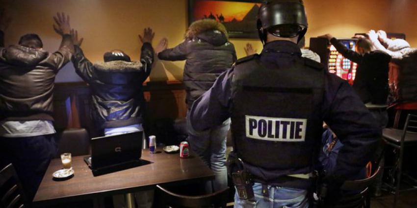Elf aanhoudingen na inval in koffiehuis