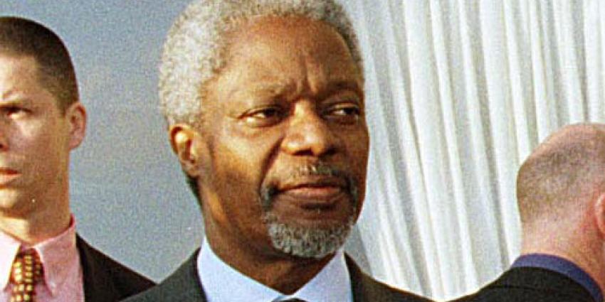 Kofi Annan rouwt op Schiphol