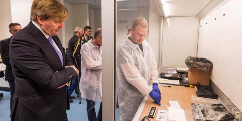 Koning bezoekt recherche marechaussee op Koningin Máximakazerne