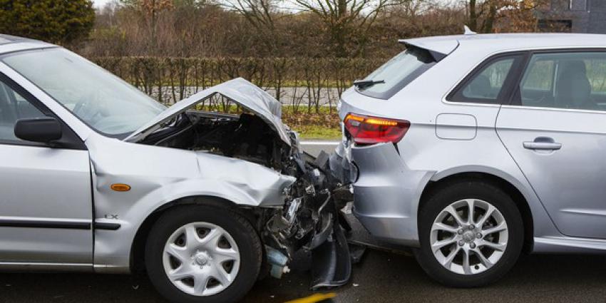 Lesauto betrokken bij kop-staartbotsing op Eindhovenseweg Zuid in Best
