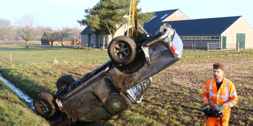Auto belandt op de kop in sloot bij Anreep