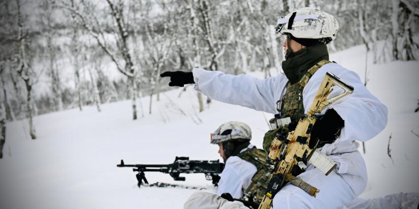 Mariniers bereiden zich voor op de verdediging van Noorwegen.