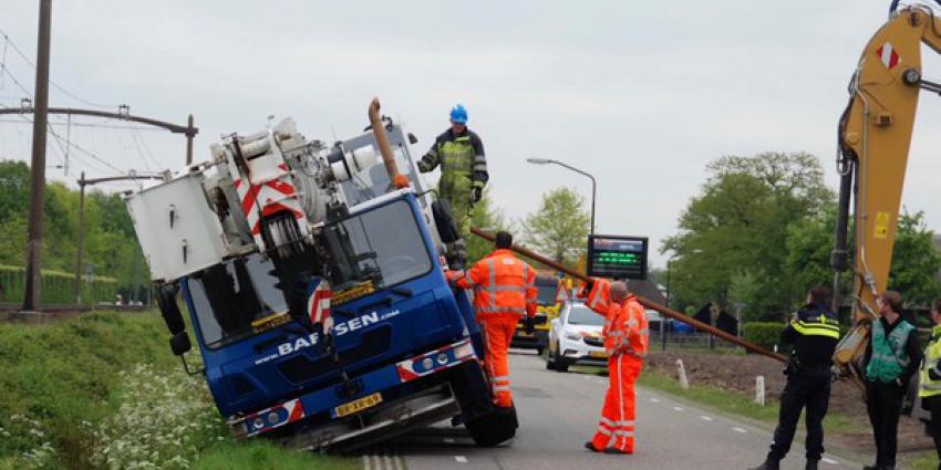 kraanwagen, belanden, spoorsloot 