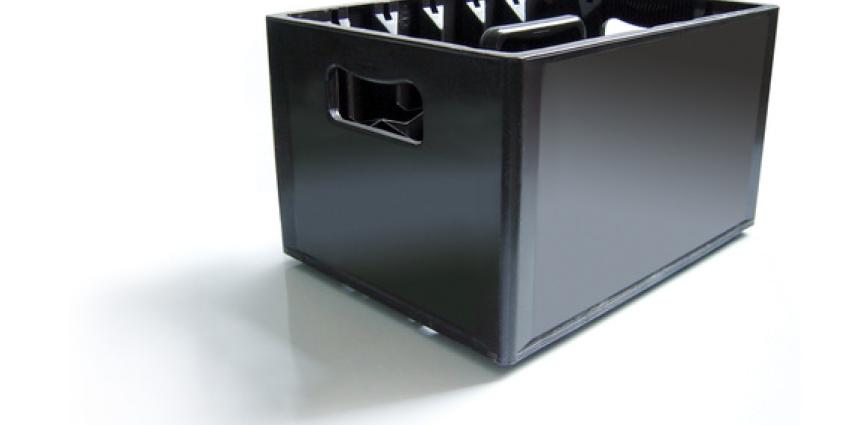 Woning bruidspaar volgebouwd met lege kratten bier