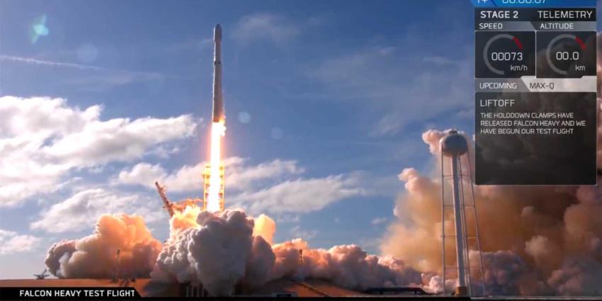 Lancering 'Falcon Heavy' met Tesla aan boord geslaagd