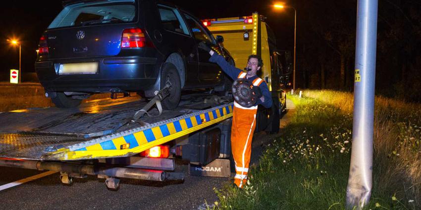 Automobilist niet gewond na botsing op lichtmast oprit A2 bij Best