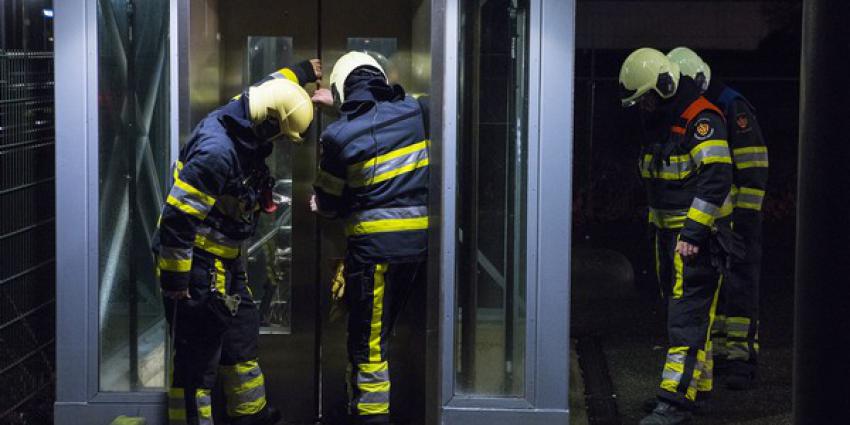 Brandweer bevrijdt persoon uit lift op NS station in Boxtel