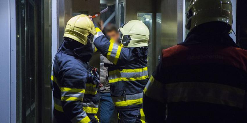 Brandweer bevrijdt persoon uit lift op NS station in Boxtel